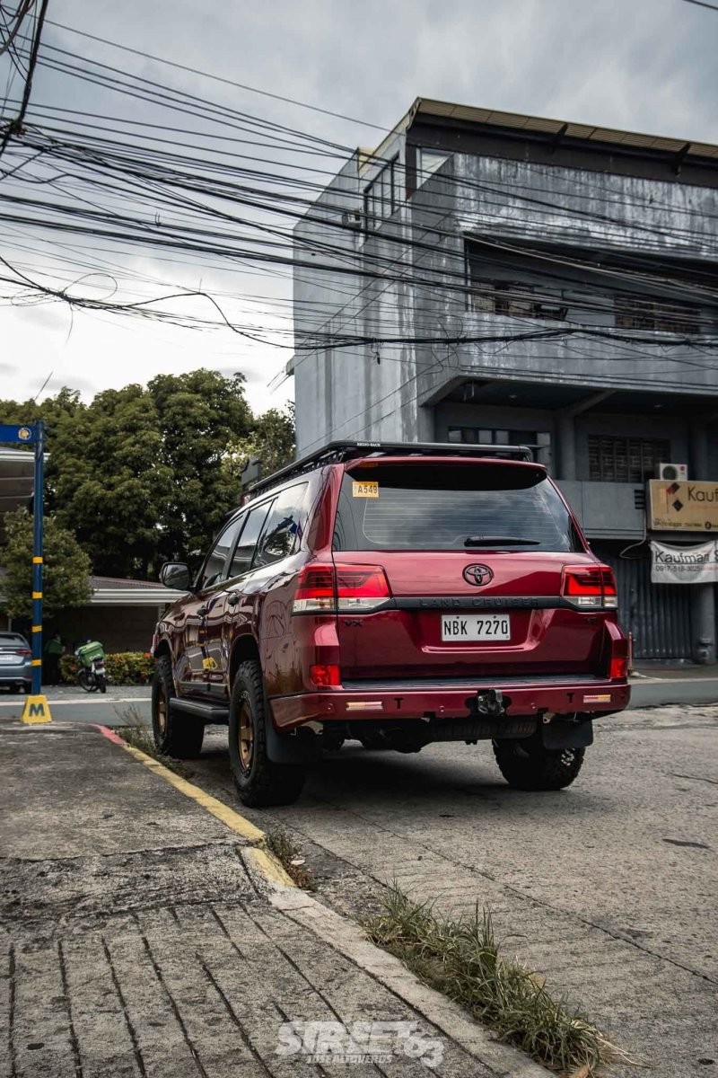Серьезно модернизированный внедорожник Toyota Land Cruiser из Филиппин