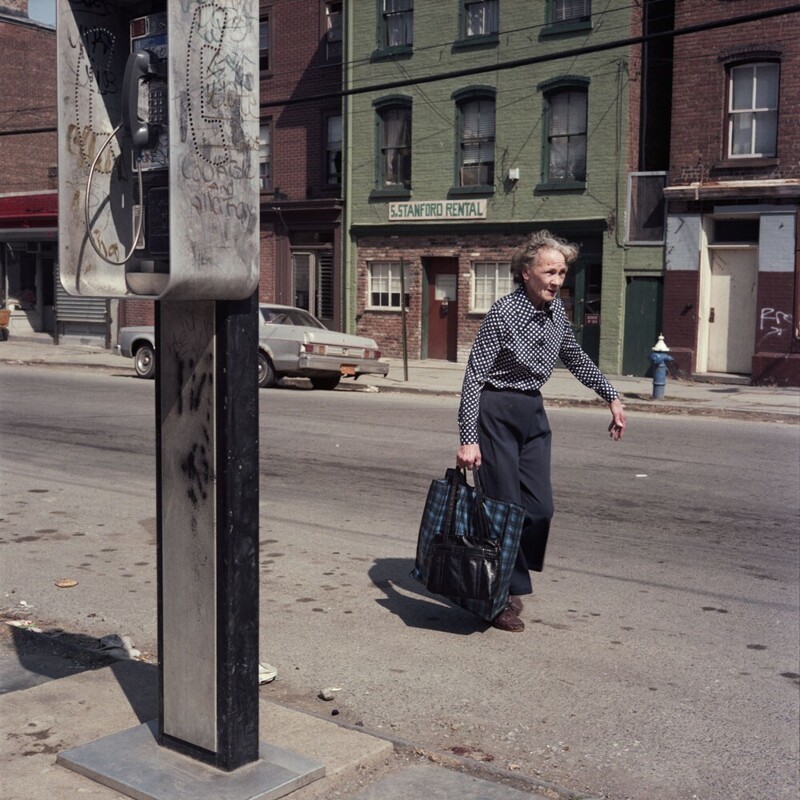 Женщина, идущая по улице, 1986