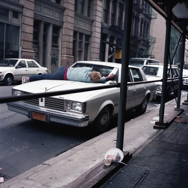 Мужчина, спящий на автомобиле, 1985