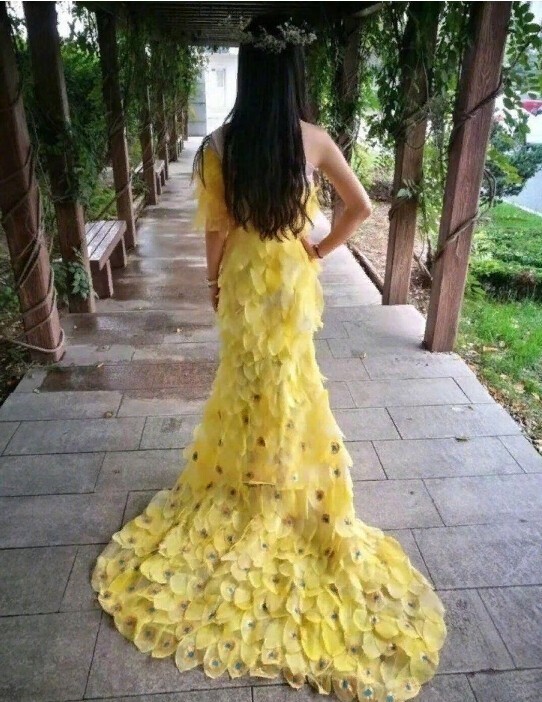 Платье, созданное с 6000 листьев