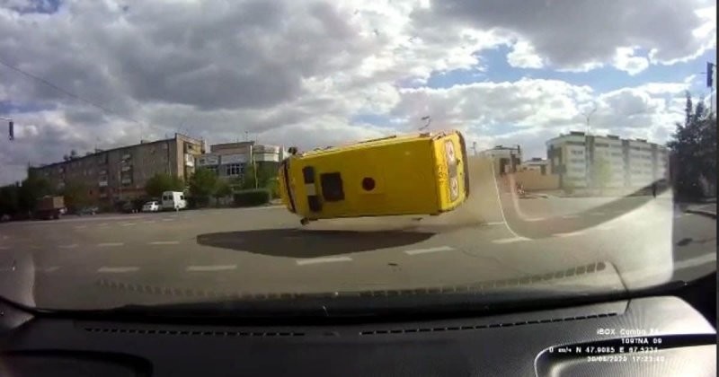 Авария дня. Машина скорой помощи попала в ДТП в Казахстане