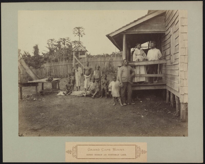 Группа либерийцев в Миссии Бэндо на озере Фишермэн, графство Гранд-Кейп-Маунт. 1886
