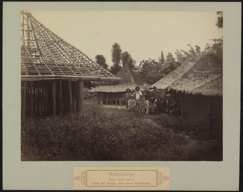 Король Дэвис и г-н Эверс, директор голландской фактории в центре группы либерийцев у резиденции короля. Ривер-Сесс, графство Ривер-Сесс , Либерии. 1886