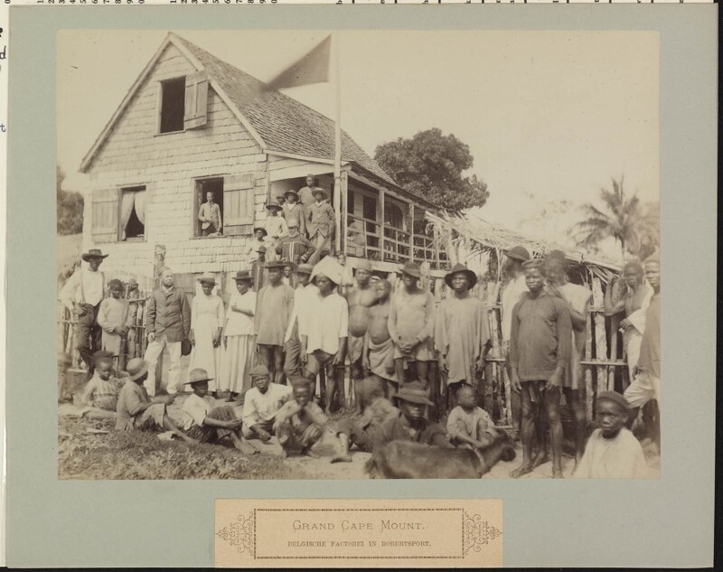 Группа либерийцев на бельгийской фактории в Робертспорте, графство Гранд-Кейп-Маунт. 1886