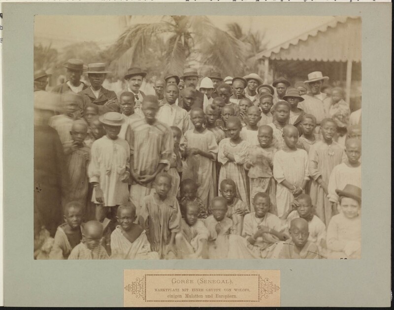Групповой портрет представителей народа ваи, европейцев и мулатов на рынке в Гори, Сенегал. 1866