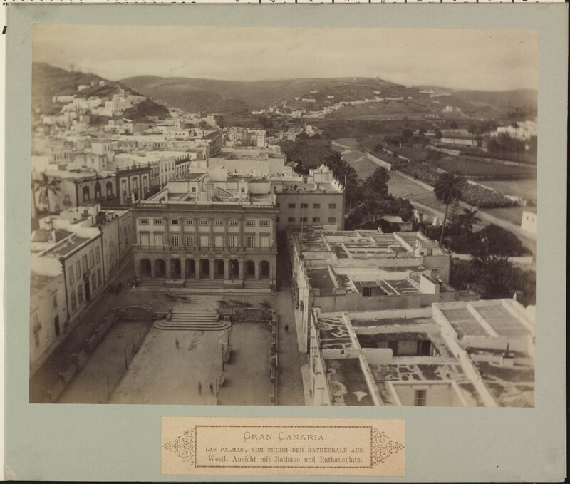 Панорамный вид с башни собора на ратушу и Ратушную площадь. Лас-Пальмас де Гран Канария, Канарские острова. 1886