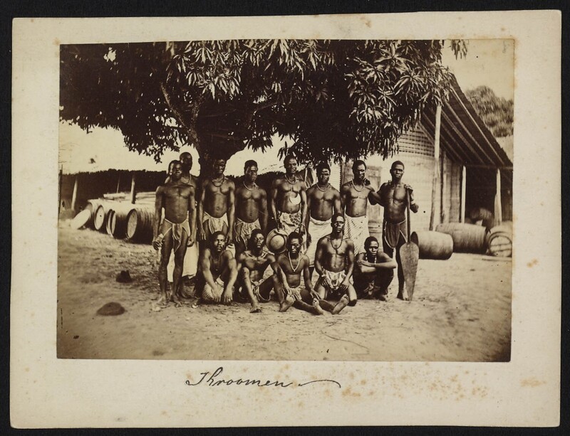 Групповое фото мужчин племени кру под деревом. 1882