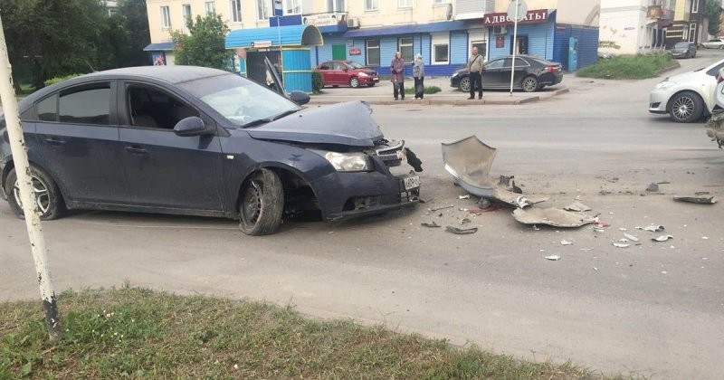 В Кемеровской области пьяный водитель въехал в пропускающих пешехода машины
