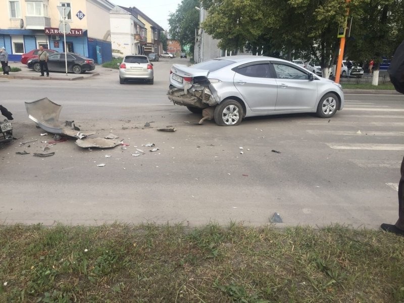 В Кемеровской области пьяный водитель въехал в пропускающих пешехода машины
