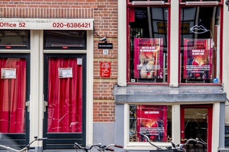 Проститутки Амстердама надевают перчатки и маски