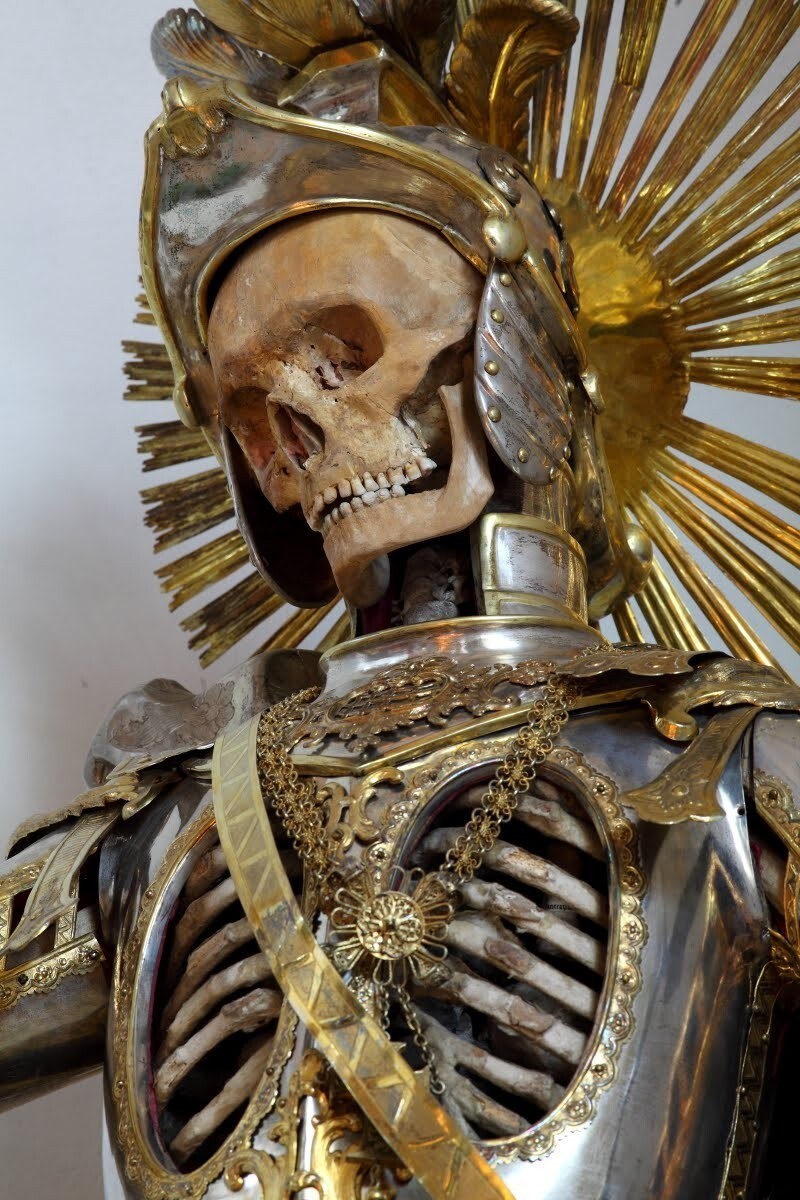В 1578 году тысячи первых христианских мучеников стали предметом экспорта Римской курии. Около 1,5 тысячи скелетов, черепов и просто костей были отправлены в католические приходы в центральной Европе (в основном в Германии и Австрии), чтобы заменить 