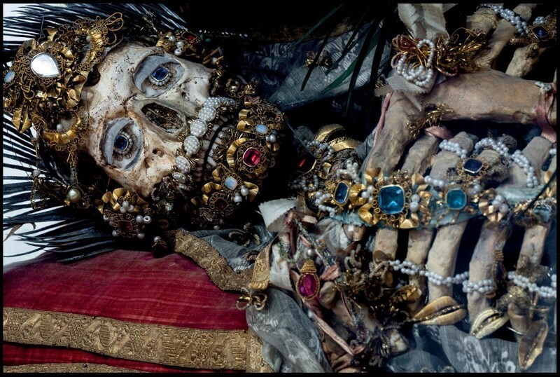 Покрытые золотом и драгоценностями – завеса, наконец, приподнята над невероятными останками католических святых. Святая Валерия в Вайарне (Weyarn). Фото: Paul Koudounaris/BNPS