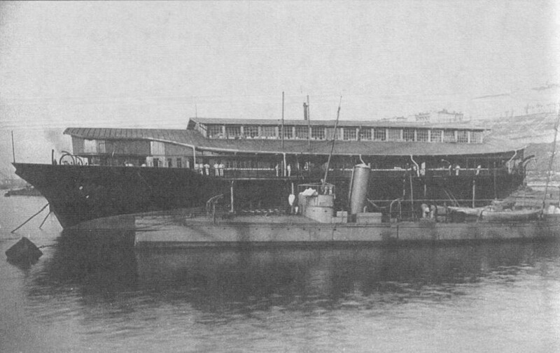 Блокшив «Опыт» (бывшая яхта «Ливадия») в Севастополе. На переднем плане — минный крейсер «Казарский»