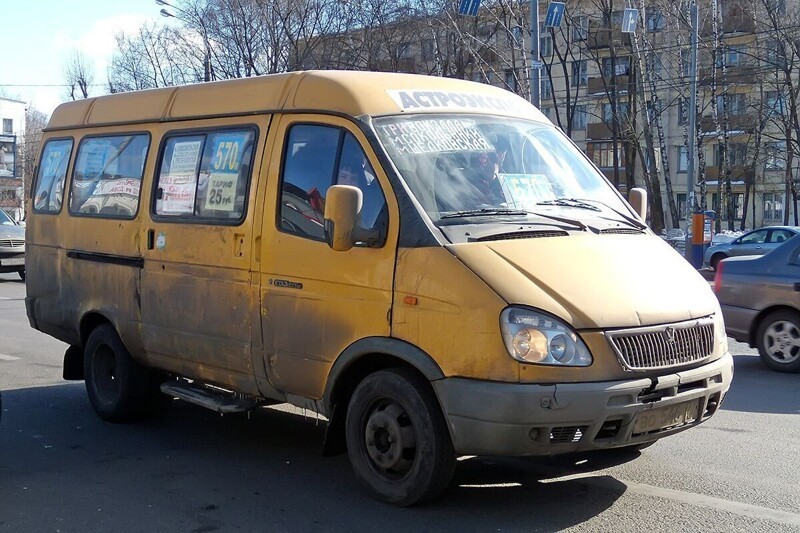 Классическая ГАЗ-322132 на маршруте в Москве. Когда-то такой транспорт был даже в столице