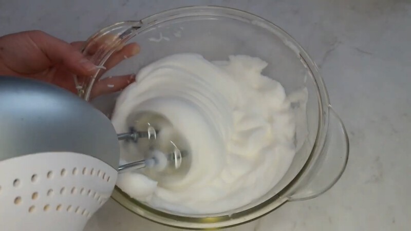 В миску с белками добавляем щепотку соли. Взбиваем белки до пиков.