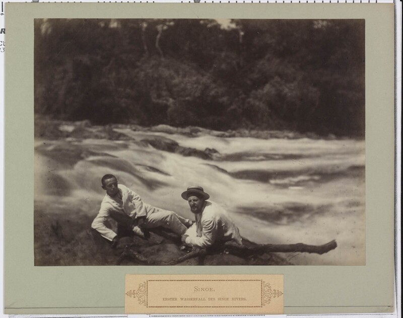 Два европейца на первом водопаде на реке в графстве Синоэ, J. Büttikofer (в шляпе) и г-Сале. 1887