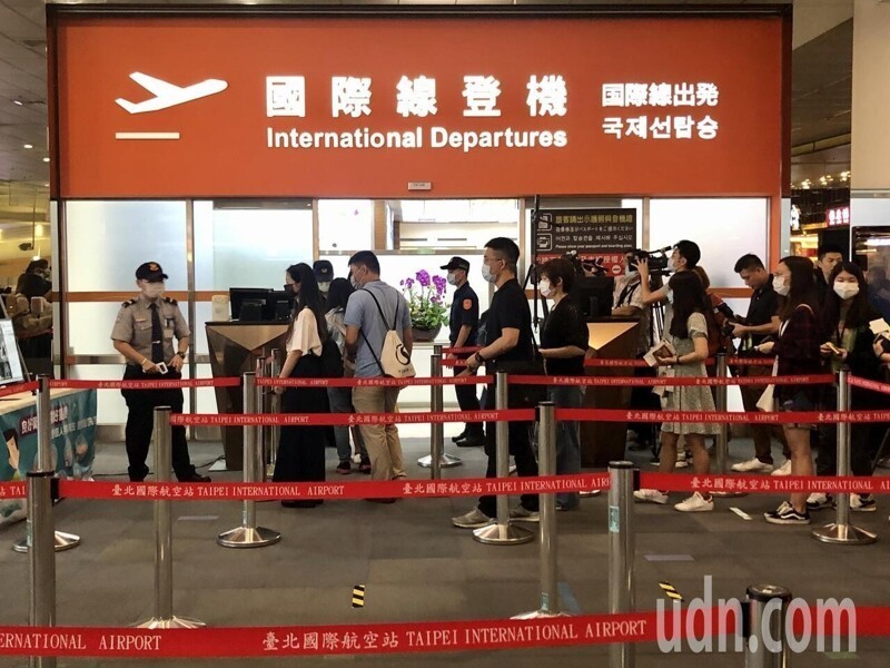 Эти люди в тайбэйском аэропорте «Суншань» на самом деле очень счастливы