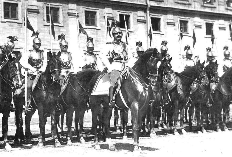 Кирасиры перед парадом в честь 200-летнего юбилея полка. Гатчина, 26 июля 1904 г.