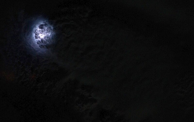 Эта зернистая фотография — вид с околоземной орбиты. Молния освещает облако изнутри. Фотография сделана астронавтами с борта Международной космической станции, с расстояния примерно 250 км над облаками. (Фото НАСА):