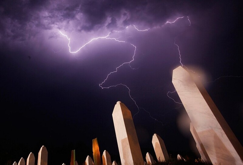 Удар молнии над массовым захоронением в Сребренице, Босния и Герцеговина. (Фото Dado Ruvic):