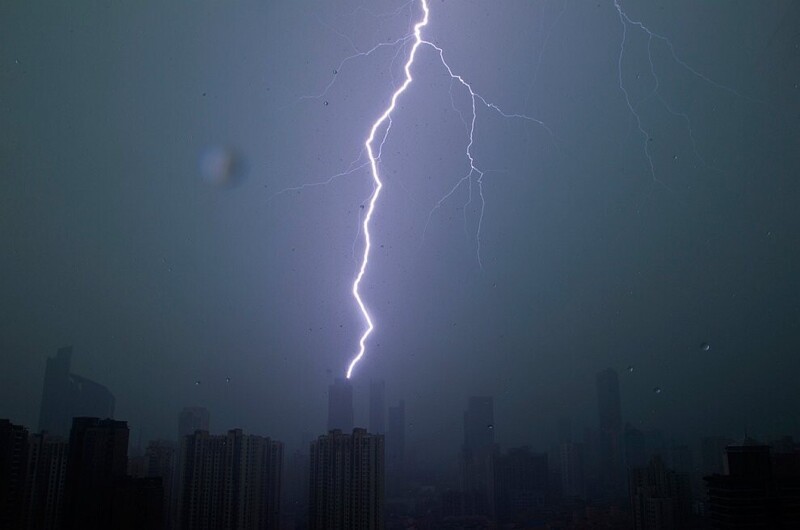 Буря в центре города Шанхай. (Фото Aly Song):