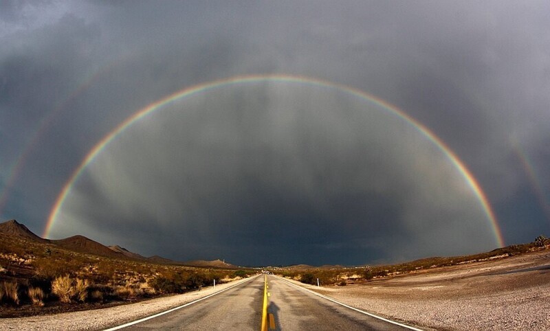 А закончим мы редкой двойной радугой в Неваде. Говорят, если вам посчастливилось увидеть такое, то исполнятся самые сокровенные желания. (Фото Gene Blevins):