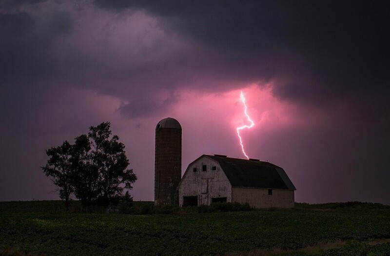 Красивый удар молнии в штате Айова. (Фото Adrees Latif):