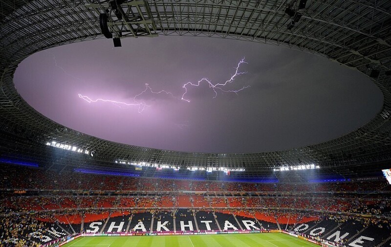 Молния над стадионом в Донецке, Украина. Игра в группе D на Евро-2012 была приостановлена из-за сильного дождя и грозы. (Фото Felix Ordonez):
