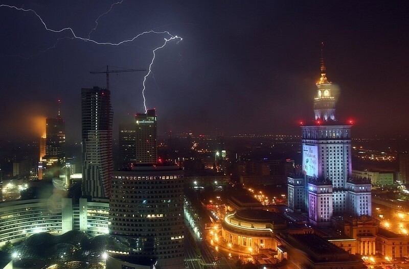 Гроза в Варшаве, Польша. (Фото Alex Grimm):