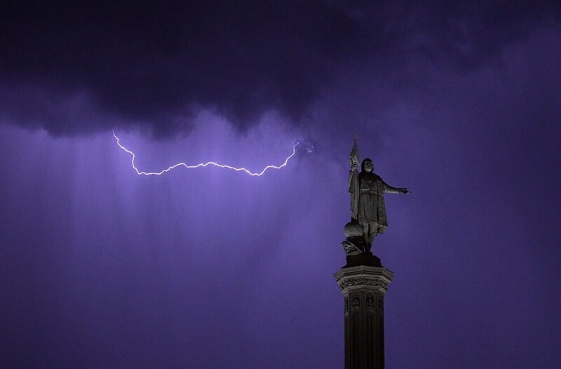 Монумент Колумбу — изящный неоготический постамент 1885 года — на площади Колон в Мадриде. (Фото Juan Medina):