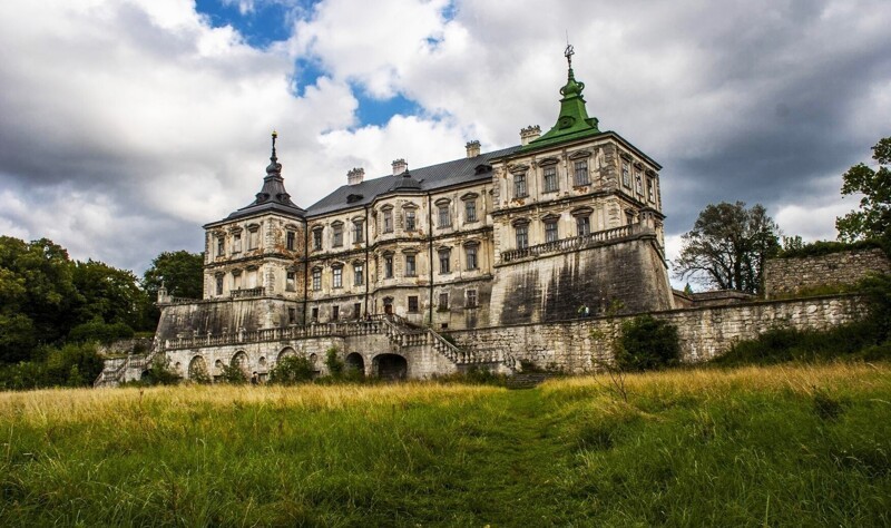 Второе место украшает собой Подгорецкий замок что находится в Украине.
