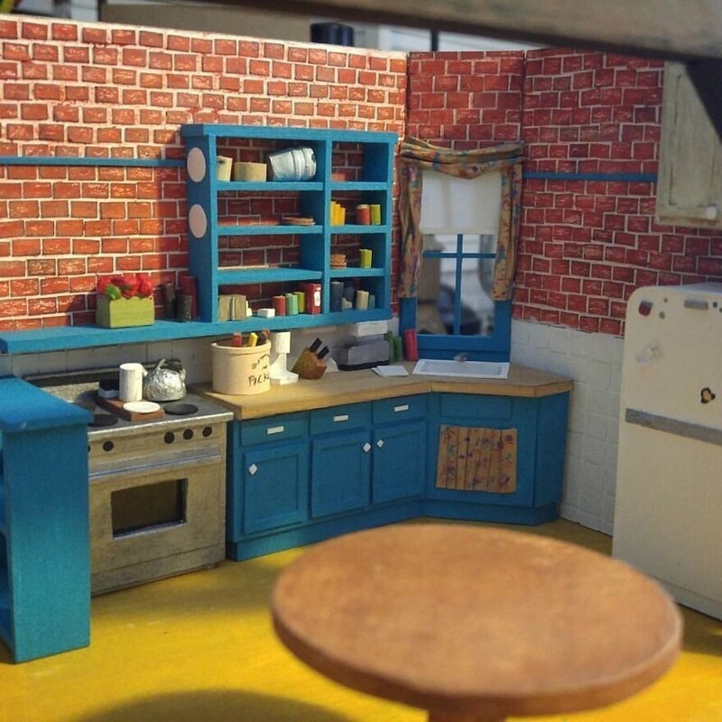 Фанат "Друзей" построил культовую кухню в миниатюре