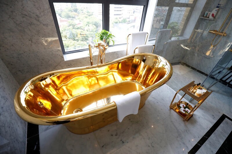 Золотая ванна в недавно открывшемся роскошном отеле.