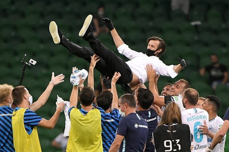 После победы футболисты схватили тренера Сергея Семака и принялись подбрасывать его в воздух