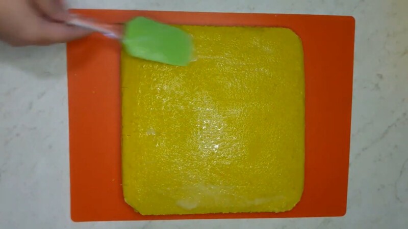 Готовый желтый корж достаем из формы, смазываем сгущенкой. (Вместо сгущенки можно использовать джем, например абрикосовый).