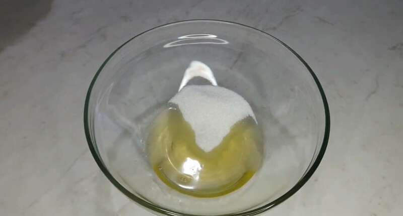 Приготовим съедобное мыло. В тарелку отправляем яичный белок, 2 столовых ложки сахара и 0,5 чайной ложки лимонного сока.