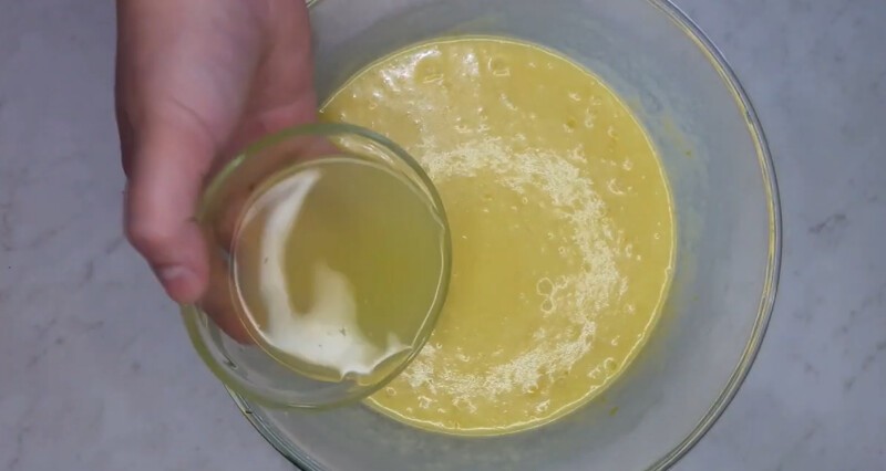 Затем добавляем лимонный сок и соль.