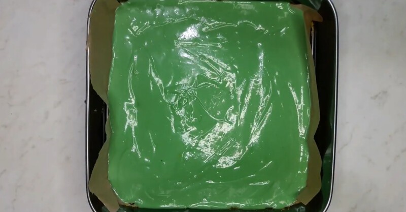 Квадратную форму выстилаем пергаментом и выкладываем в нее зеленое тесто. Выпекать в разогретой духовке до 160 градусов 15-20 минут.