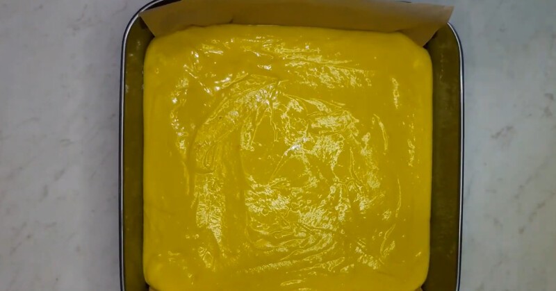 Квадратную форму (у меня форма 26*26 см) выстилаем пергаментом и выкладываем в нее желтое тесто. Выпекать в разогретой духовке до 160 градусов 35-40 минут.