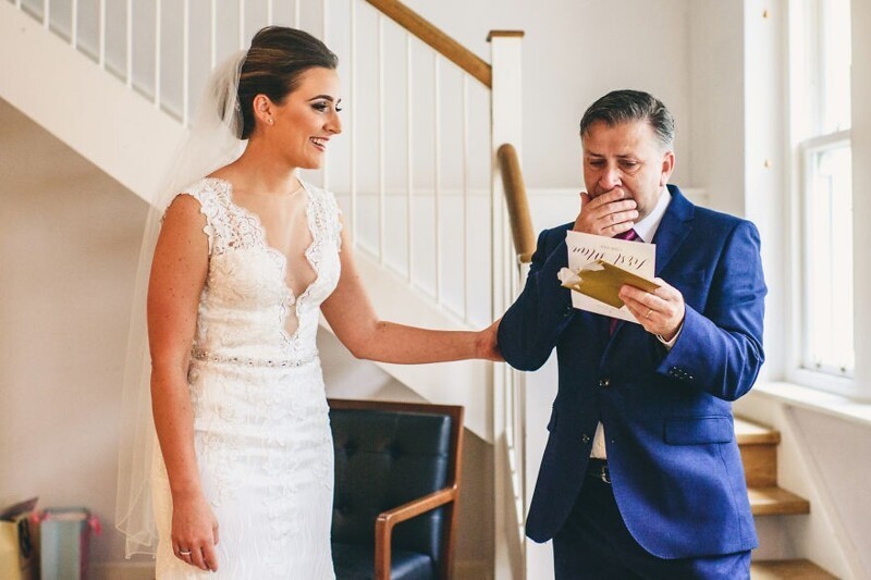 Папа читает письмо, которое ему написала дочь-невеста