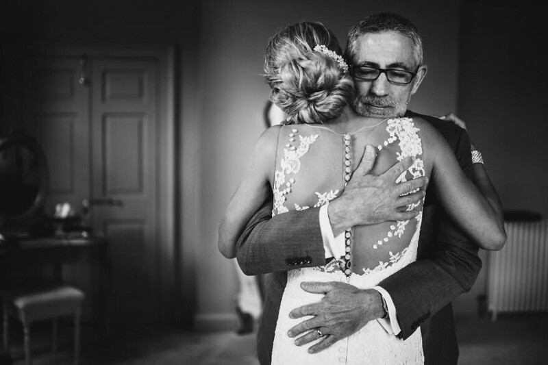 26 трогательных фото отцов, которые не сдержали эмоций на свадьбе дочерей