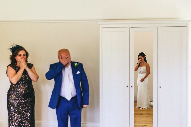 26 трогательных фото отцов, которые не сдержали эмоций на свадьбе дочерей