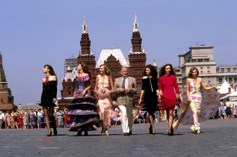 Модельер Пьер Карден и его модели на Красной площади. 1989