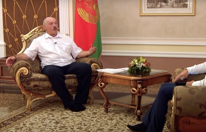 Уважая труд уборщиц: президент Лукашенко пришел на интервью в одних носках
