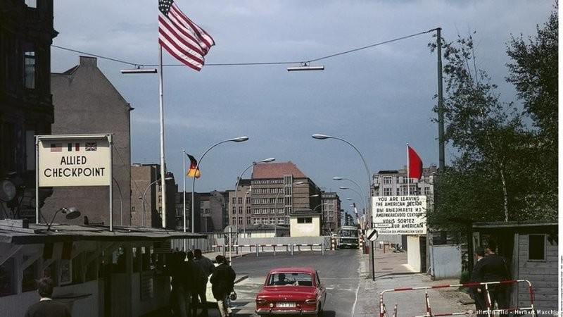 Один из самых крутых и дерзких побегов из Восточного Берлина