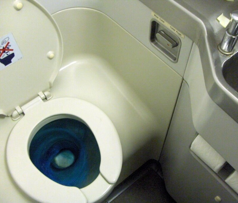 Как все мы хорошо знаем, типичный туалет Боинга-737 поколения Классик выглядит примерно так: