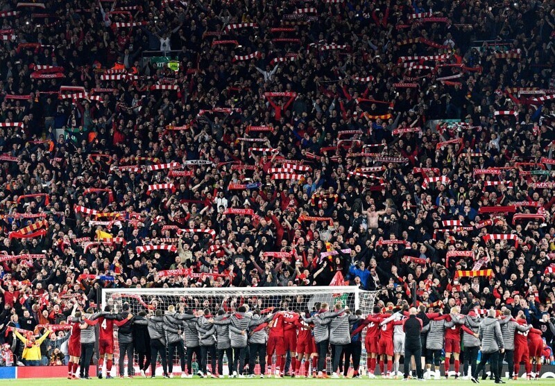 Игроки «Ливерпуля» стоят перед своими болельщиками после их полуфинального поединка Лиги чемпионов против «Барселоны». (Фото Neil Hall):