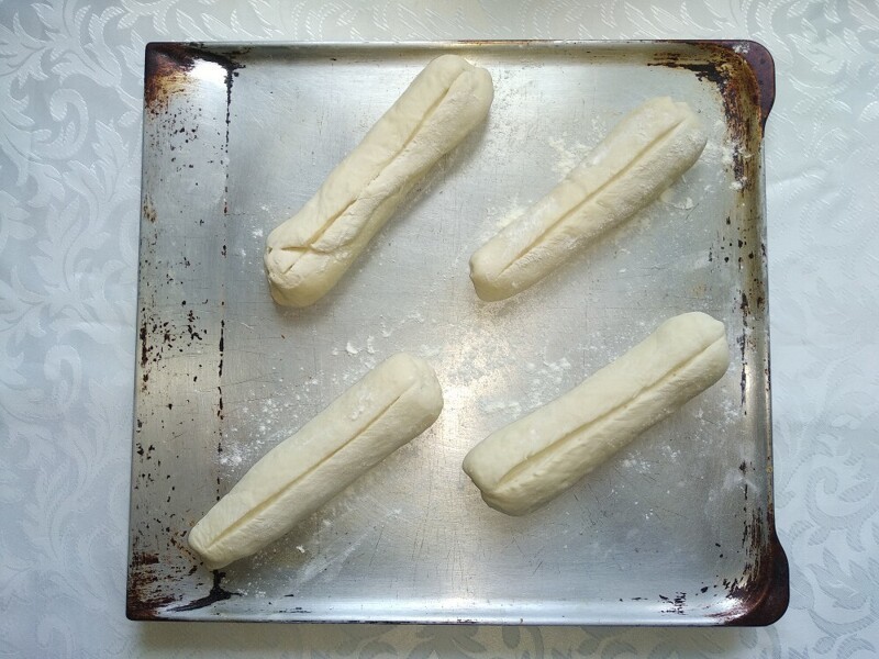 Тесто делим на 4 части и формируем "колбаски"