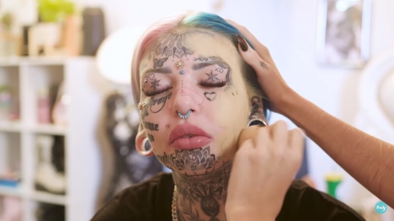 Девушка решила посмотреть, как она выглядела бы без татуировок на лице и шее