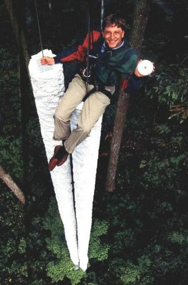 Билл Гейтс, демонстрирующий, сколько данных может храниться на одном компакт-диске. В 1994 году эта технология была просто потрясающей.